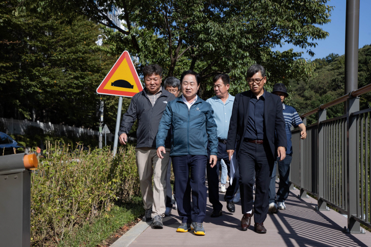 주광덕 남양주시장 22일 와부읍 궁촌천변 데크로드 현장점검