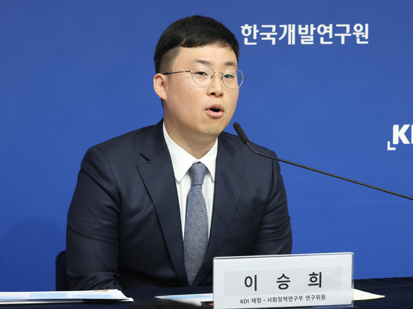 '노인빈곤' 관련해 주제 발표하는 이승희 KDI 연..