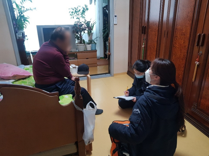 부천시 공무원 노인 방문해 건강상태 확인
