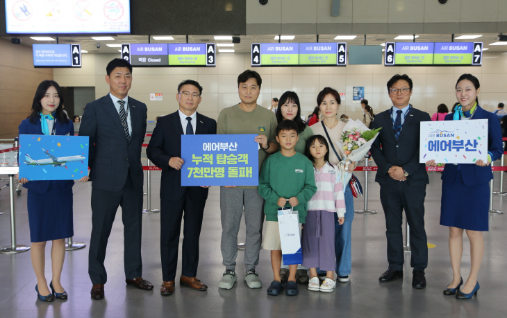 27일 부산 김해공항에서 마호진 (왼쪽에서 세번째) 에어부산 영
