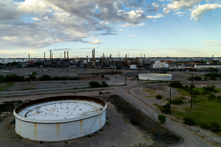 US-U.S.-OIL-PRODUCTION-ON-PACE-FOR-RECORD-BREAKING-YEAR