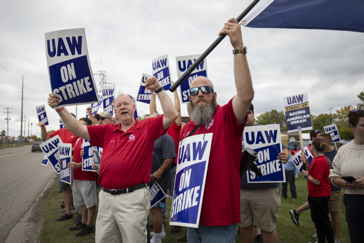 US-UAW-EXPANDS-STRIKE-AGAINST-GM-AND-FORD