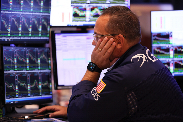 US-U.S.-MARKETS-TAKE-A-PLUNGE-AMID-STRONG-DOLLAR-AND-POSSIBLE-GO