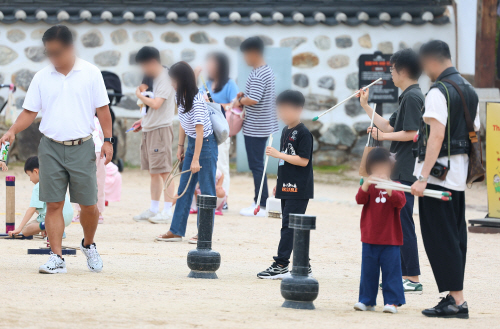 투호 즐기는 시민들