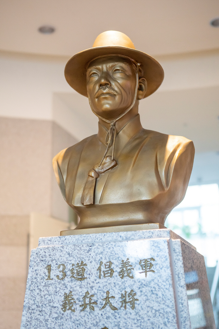 왕산허위 흉상