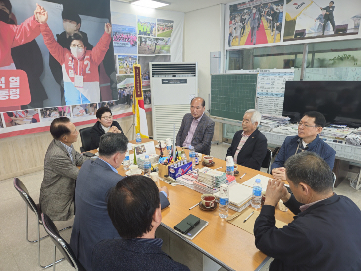 상주시 전현직 국회의원들 모여 신청사 이전 둘러싼 찬반 갈