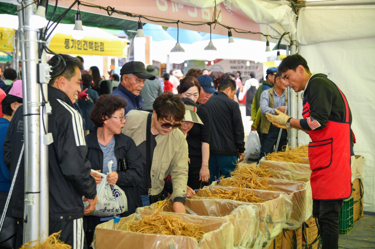 풍기인삼축제장을 찾은 관광객들이 인삼을 구매