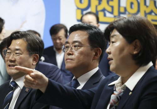 대화하는 진교훈 후보와 서영교 의원