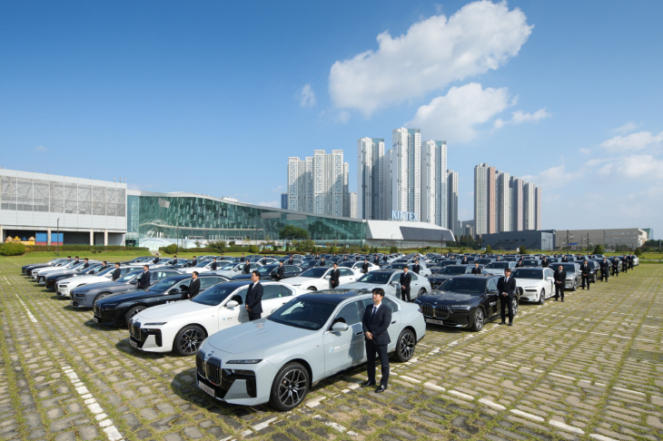 BMW 코리아가 ‘BMW 레이디스 챔피언십 2023’에 의전 차량으로