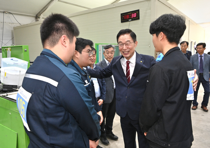 충남 천안공업고를 방문해 대회 출전 학생들 격려하는 임종식