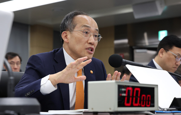 질의에 답변하는 추경호 부총리<YONHAP NO-2519>