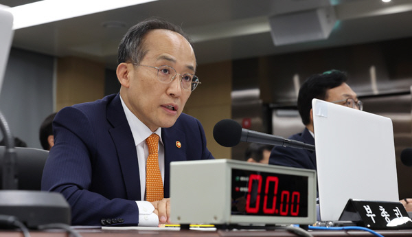질의에 답변하는 추경호 부총리<YONHAP NO-2353>