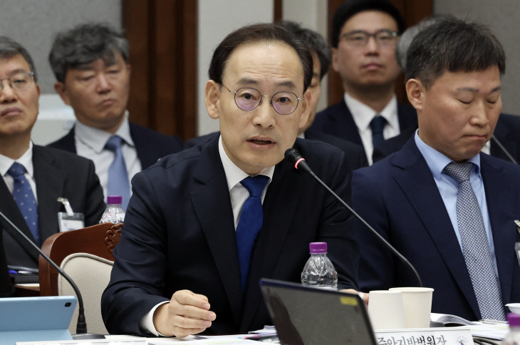 질의에 답하는 김정중 서울중앙지방법원장<YONHAP NO-2267>