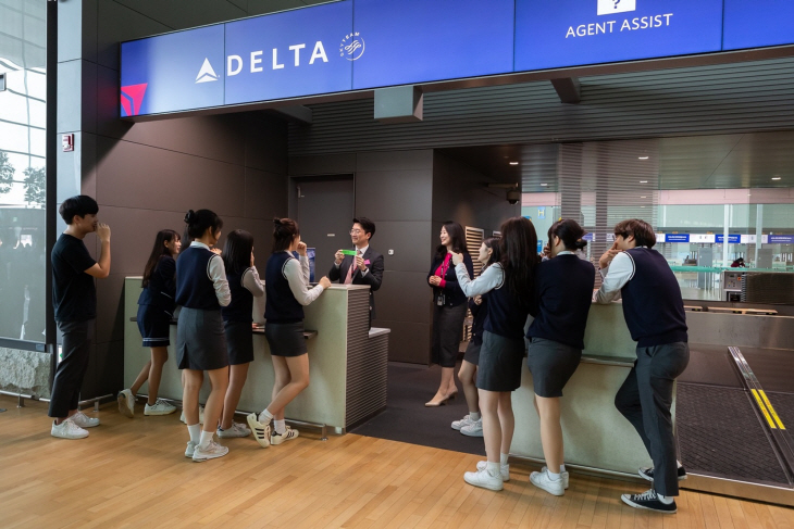 24일 멘토링 프로그램 일환으로 인천공항 제2터미널을을 찾은