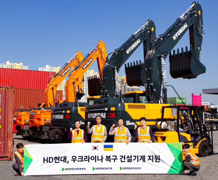 HD현대가 우크라이나에 기증한 건설장비가 29일 부산신항에서