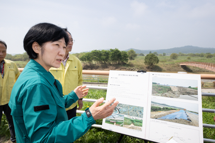 충남 논산시 금강 제방 수해복구 현장 점검을 하고 있는 한화진