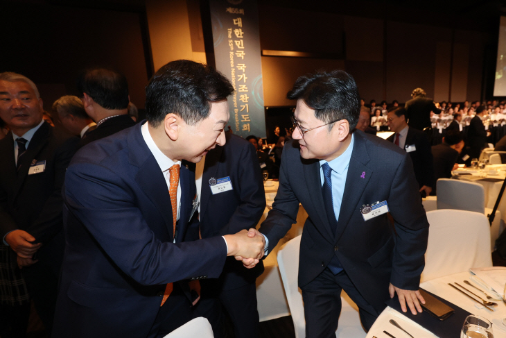 국가조찬기도회서 인사하는 김기현-홍익표<YONHAP NO-1754>