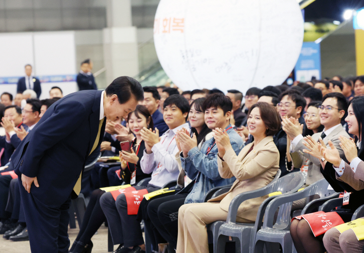 소상공인대회에서 인사하는 윤석열 대통령<YONHAP NO-1839>