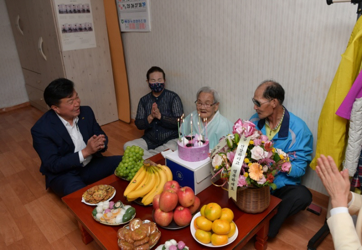 1.최재구 예산군수 최고령자 방문 사진2