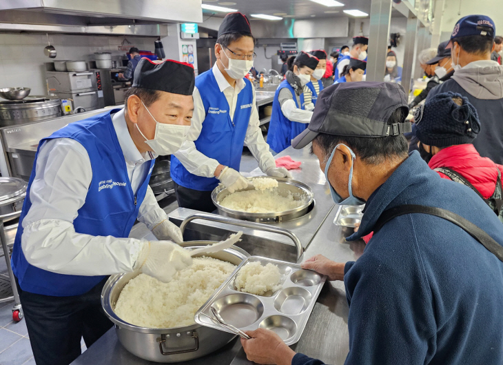 한종희 삼성전자 부회장(왼쪽) 등 삼성전자 임직원들이