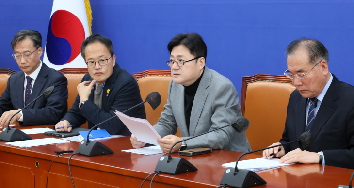 더불어민주당 원내대책회의<YONHAP NO-1274>