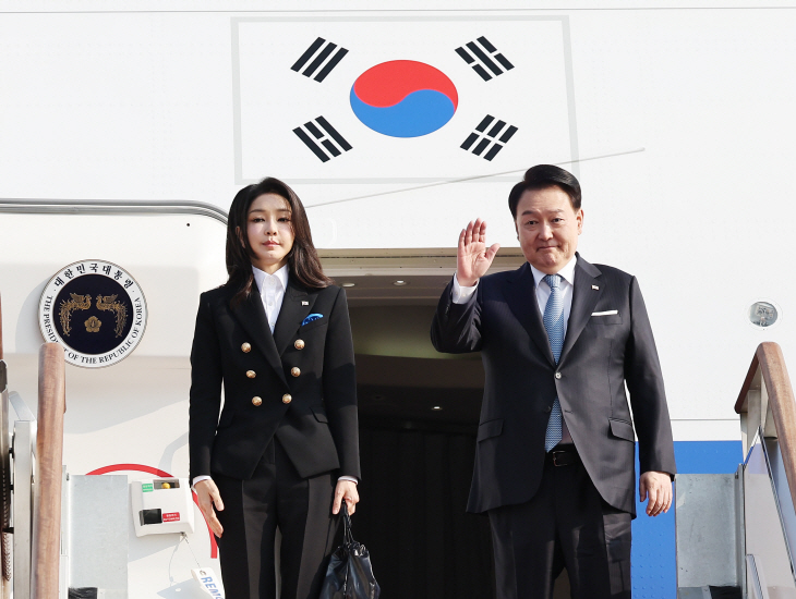 윤석열 대통령 내외, APEC 정상회의 참석차 출국