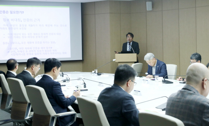 17일 상의회관에서 열린 ‘규제혁신포럼’에서 이혁우 배제대학