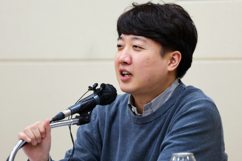 토크콘서트서 발언하는 이준석 전 대표
