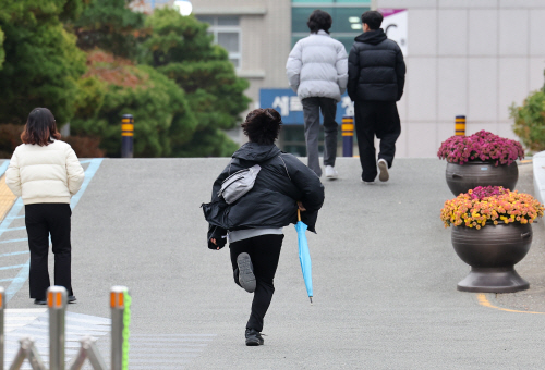 우산들고 뛰는 수험생