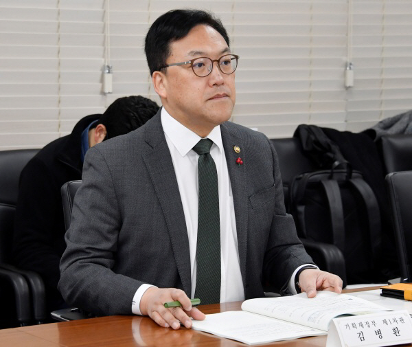 일자리TF 회의 참석한 김병환 차관<YONHAP NO-2049>