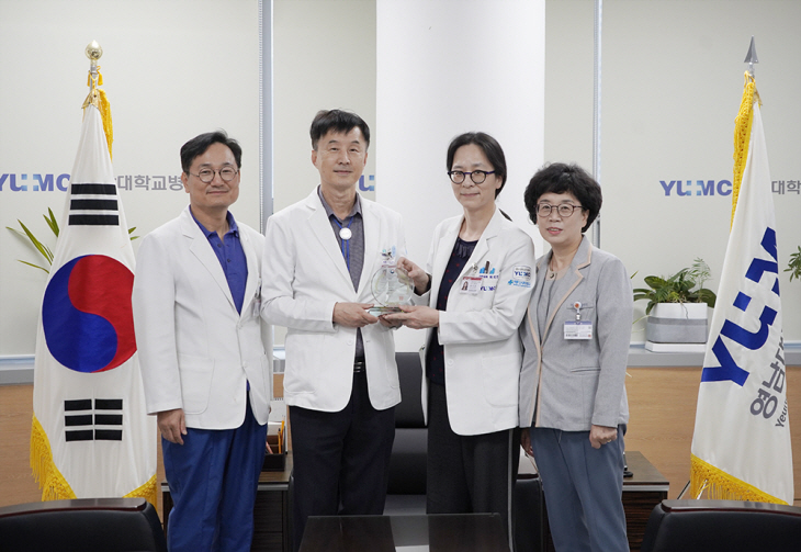 왼쪽에서 두 번째 김종연 의료원장