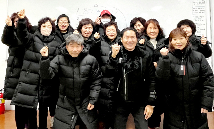 1. 패딩 전달 후 기념촬영하는 김성삼 교수와 환경미화원들