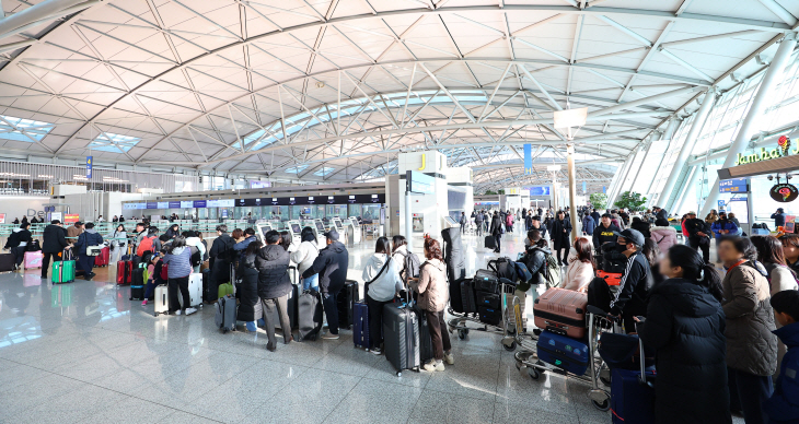 이용객들로 붐비는 공항<YONHAP NO-1521>