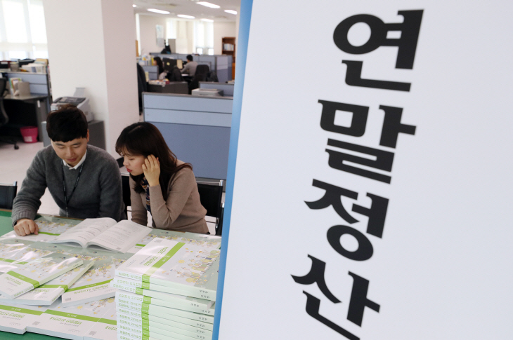 '연말정산 준비하세요'<YONHAP NO-6335>