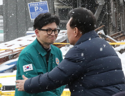 인사하는 윤석열 대통령과 한동훈 비대위원장