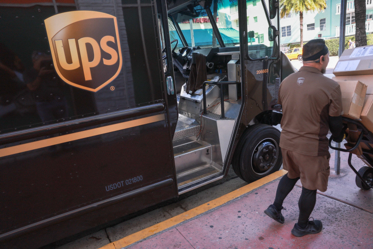 US-UPS-TO-CUT-12,000-JOBS,-AS-COMPANY-DROPS-A-DROP-IN-VOLUME-IN