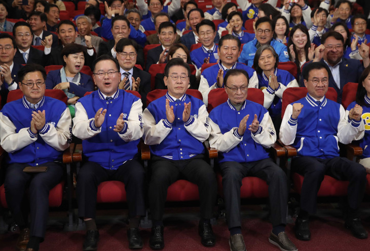 환호하는더불어민주당지도부.jpg