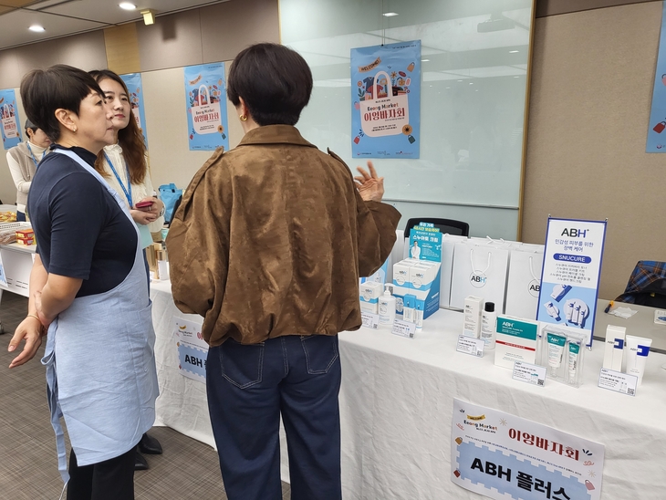 정진호이펙트, 한부모 가정 돕는 '이엉바자회' 참가 - 뉴스 썸네일 이미지