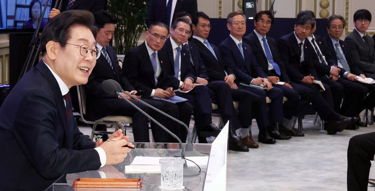 증시 호황에 웃은 청와대 참모들, 얼마나 벌었나 보니 - 뉴스 썸네일 이미지