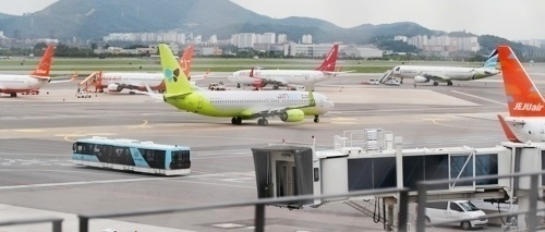 "유럽·호주 뚫은 LCC, 지방 하늘길 융단 폭격"...국토부, 35개 알짜 노... - 뉴스 썸네일 이미지