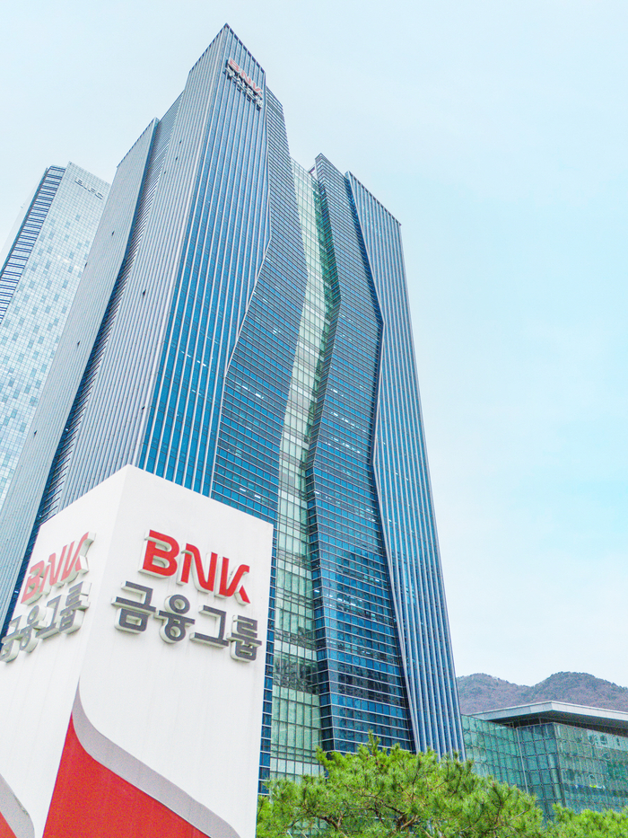 BNK금융, 지역경기 침체에도 실적 '맑음'...PF 부실 부담 완화 - 뉴스 썸네일 이미지