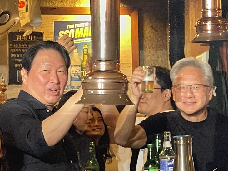 엔비디아-SK ‘AI 밀월’ 더 깊어진다…젠슨 황·최태원 잇단 회동의 의미