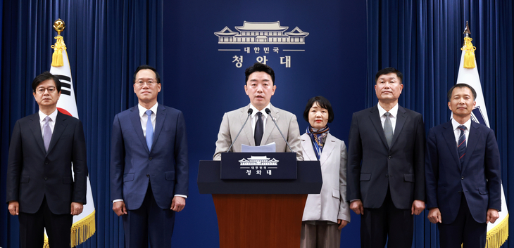 李대통령, 홍보 성기홍·민정 한찬식·사회 김경자 임명…<b>청와대 참모진</b>...