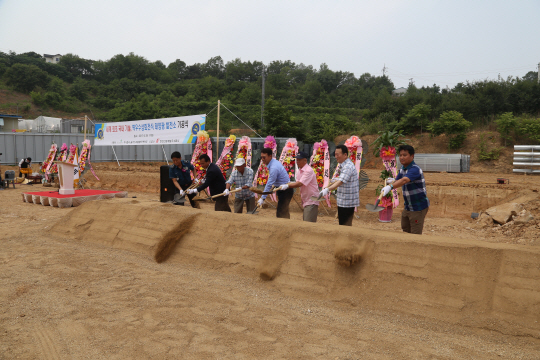 첫삽을 뜨는 장면(가운데 주복원 한전산업개발 사장)