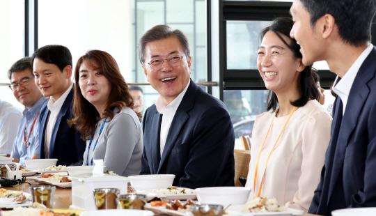 세종청사 직원들과 '깜짝 오찬'