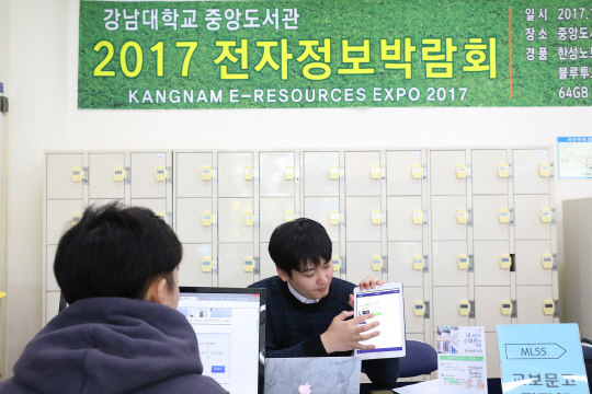 사진2_전자정보 업체 관계자가 참가자에게 설명을 하고 있다.