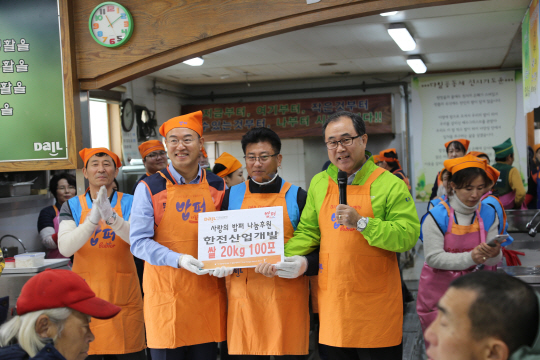 가운데왼쪽 주복원사장,오른쪽전주명회장