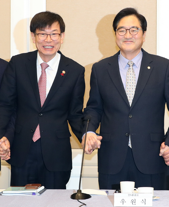 손 맞잡은 우원식과 김상조