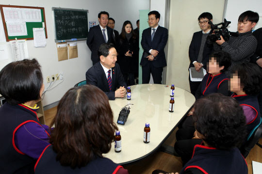 김상곤 부총리, 삼육대 청소근로자 격려 (2)