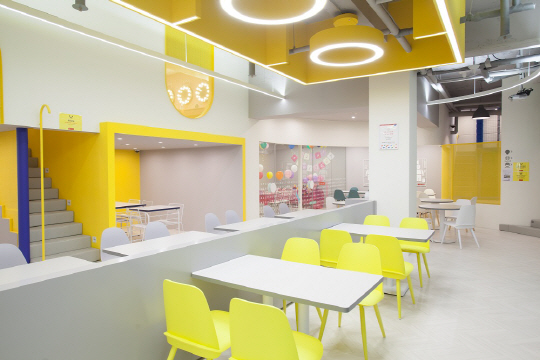 Smart Brick Kids Cafe in Gangnam Seoul showing a colorful LEGO-style brick play area with high ceilings
